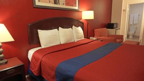 Postel nebo postele na pokoji v ubytování Rainbow Inn