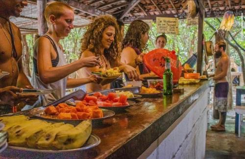 琵琶的住宿－Lagarto Na Banana Hostel，一群妇女站在食物自助热线上