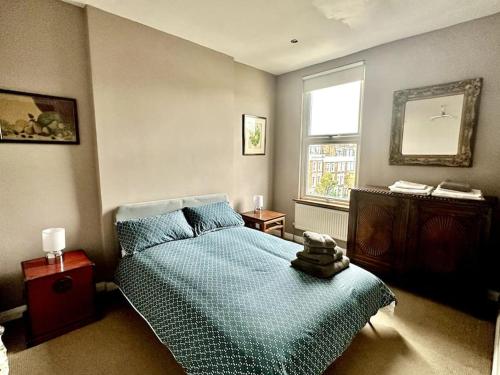 Postel nebo postele na pokoji v ubytování Luxury 2 bed flat Kings Road, Fulham