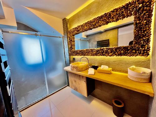 La salle de bains est pourvue d'une douche et d'un lavabo avec un miroir. dans l'établissement Villa MasDeline, à Mougins