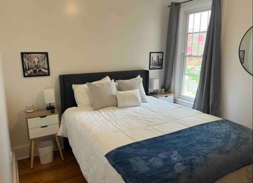 um quarto com uma cama grande e uma janela em Motown and Henry fords neighbor em Detroit