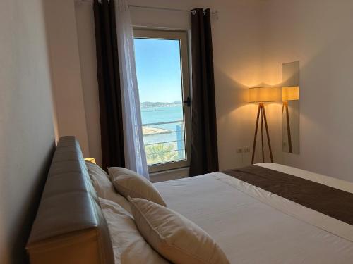 um quarto com uma cama e vista para o oceano em Beach front Superior Apartment em Durrës