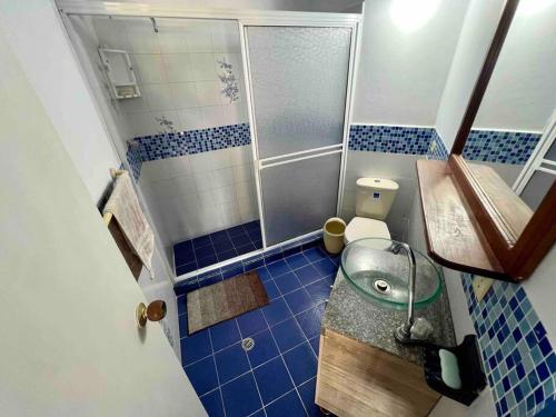 y baño pequeño con lavabo y ducha. en Casa de campo en La Pintada, en La Pintada