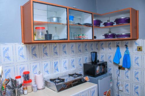 A cozinha ou cozinha compacta de Kate's 1 bedroom furnished apartment