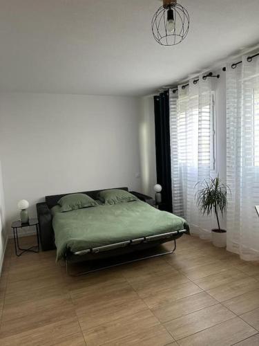 - une chambre blanche avec un lit dans l'établissement cosy moderne chaleureux équipé proche tram, à Talence