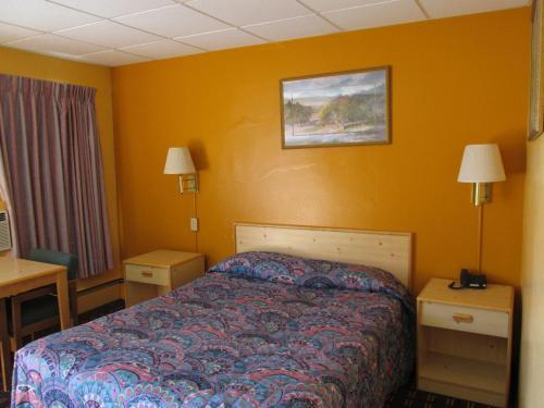 Ein Bett oder Betten in einem Zimmer der Unterkunft Motel 7 Rawlins