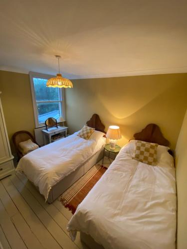 Säng eller sängar i ett rum på Charming & Spacious 2BD House wGarden - Wimbledon