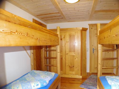 1 dormitorio con 2 literas en una cabaña en Haus Breitfuss, en Enzenstall