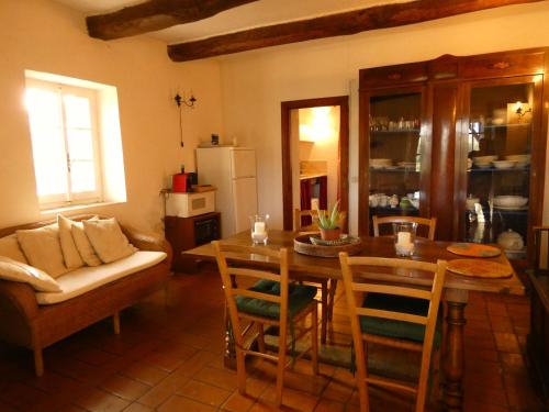 a living room with a table and a couch at SCAPPO IN UMBRIA, il Fienile in Fornole