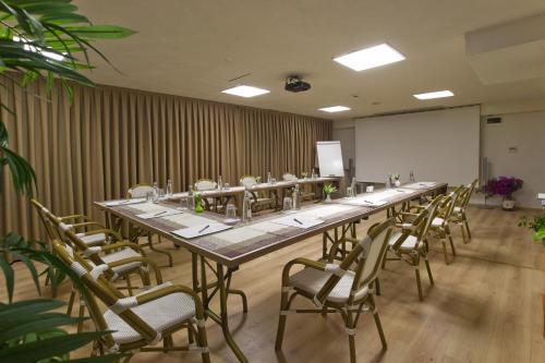 a large conference room with a long table and chairs at Alacati Kapari Hotel - Special Category in Alacati