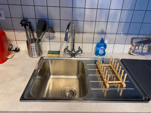 eine Spüle in einer Küche mit Wäscheständern in der Unterkunft Cozy appartement en plein coeur de Dax Fontaine Chaude in Dax