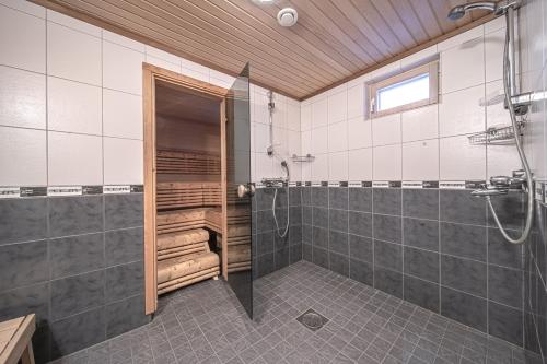 Bilik mandi di Lomavuokra Villa Nuottirakka, Levi