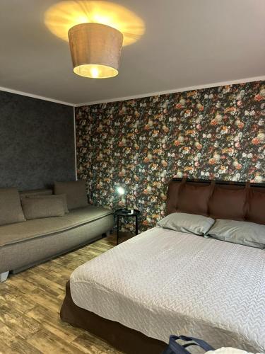 1 dormitorio con 1 cama y 1 sofá en Hugo 3 en Jēkabpils
