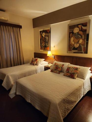 ein Hotelzimmer mit 2 Betten in einem Zimmer in der Unterkunft Hotel Maria in Encarnación