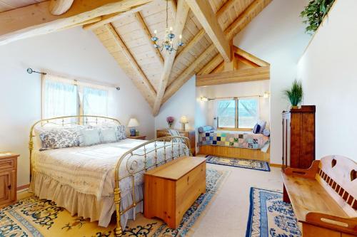 Lake Springs Luxury في غلينوود سبرينغز: غرفة نوم بسرير وسقف خشبي