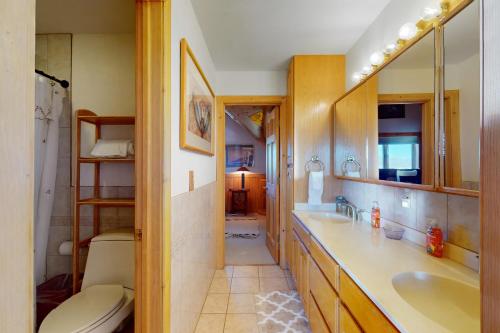 a bathroom with two sinks and a toilet in it at Lake Springs Luxury in Glenwood Springs