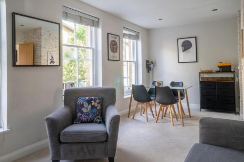 a living room with a chair and a table at Trendy & Central 2BD Flat -Brick Lane Shoreditch! in London