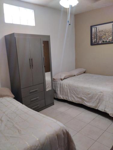 1 dormitorio con 2 camas y armario. en habitaciones confortables 