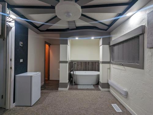 een badkamer met een plafond met een bad en een toilet bij Wildgoose Accommodations in Reston