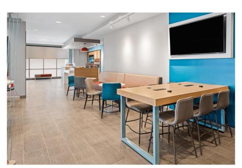 a conference room with a table and chairs at avid hotels - Brooklyn Dyker Heights by IHG in Brooklyn