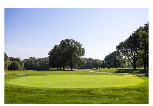 a view of the green at the golf course at avid hotels - Brooklyn Dyker Heights by IHG in Brooklyn