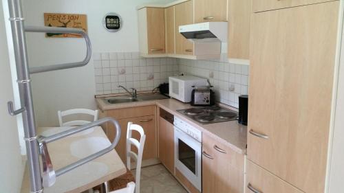 Kuchyň nebo kuchyňský kout v ubytování Ferienhaus Dönschten