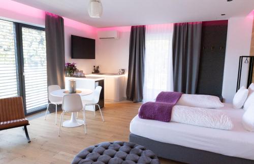 een woonkamer met een bed en een eetkamer bij mariaAPPARTMENTS in Gramatneusiedl