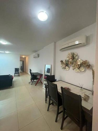 uma sala de jantar com uma mesa e cadeiras num quarto em Beautiful 2 Bedrooms Apartment - Azaiba em ‘Udhaybah