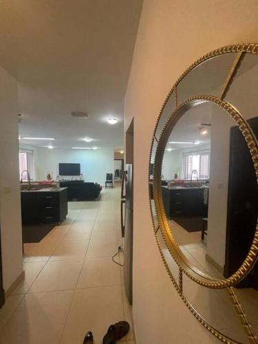 um espelho pendurado numa parede num quarto em Beautiful 2 Bedrooms Apartment - Azaiba em ‘Udhaybah
