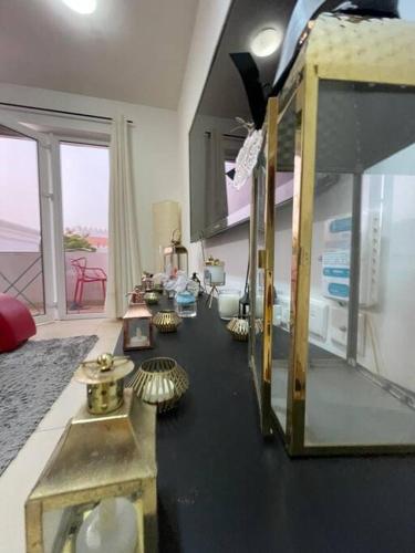 uma sala de estar com uma grande janela e um quarto com um sofá em Beautiful 2 Bedrooms Apartment - Azaiba em ‘Udhaybah