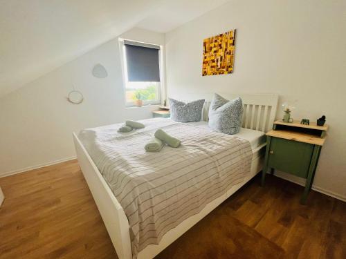 Letto o letti in una camera di Zweibettzimmer mit Gemeinschaftsbad-,Küche & Wohnzimmer