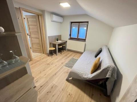 uma sala de estar com um sofá e uma mesa em Kukorica Csárda Apartman 2 em Balatonújlak