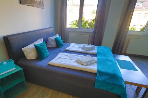 ein Zimmer mit einem Bett mit zwei Handtüchern darauf in der Unterkunft underSTAYtement am Schloss in Dresden
