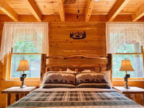1 dormitorio con 1 cama y 2 ventanas en Pine Mountain Luxury Cabin Bordering Roosevelt Park and 7 Min to Callaway Gardens, en Pine Mountain Valley