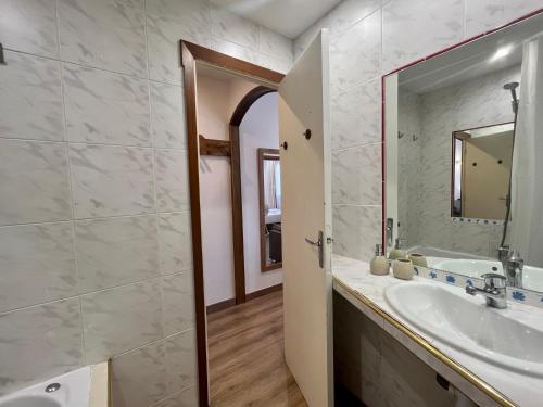 帕斯底拉卡薩的住宿－Envalira Vacances - Dolsa，一间带水槽和镜子的浴室