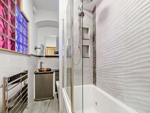 uma casa de banho com uma banheira e um chuveiro em vidro. em 3 bed in Teignmouth 91466 em Teignmouth