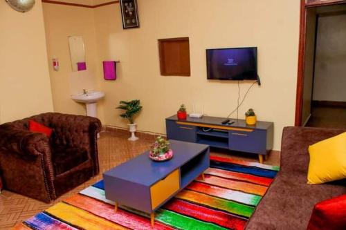 Uma TV ou centro de entretenimento em Kate's 1 bedroom furnished apartment