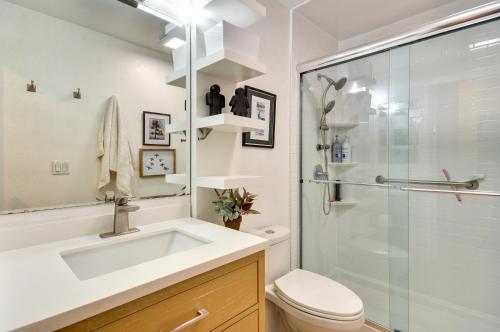 un bagno con doccia, lavandino e WC di Portland Condo with Hot Tub Access, Near Downtown! a Portland