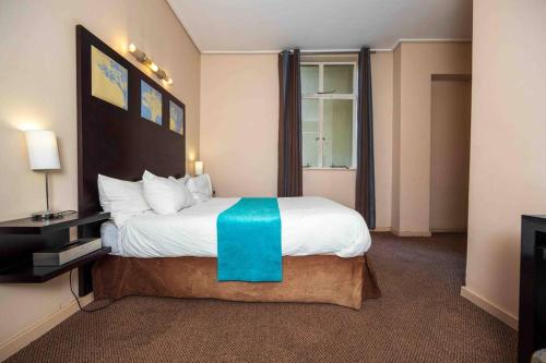 Johannesburg的住宿－Budget Friendly Private with WiFi 3km to Maboneng，一间设有大床和窗户的酒店客房