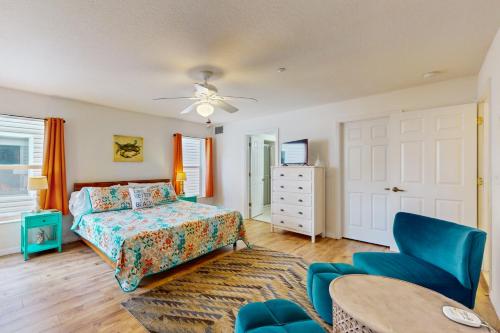 1 dormitorio con 1 cama, mesa y sillas en Captain's Cove 304, en Clearwater Beach