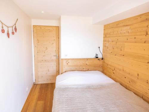 Una cama o camas en una habitación de Chalet Huez, 5 pièces, 8 personnes - FR-1-645-14