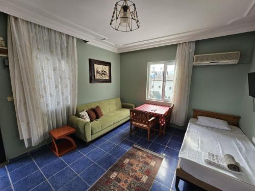 uma sala de estar com um sofá e uma cama em BelHomes Apart em Beldibi