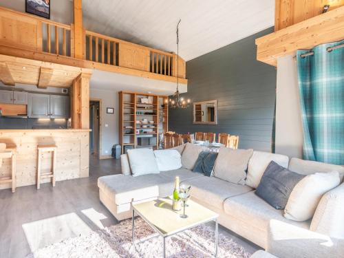 un salon avec un canapé et une table dans l'établissement Superbe Duplex T5 Rénové, 10 Pers, Garage, à 2 Pas du Centre de Morzine - FR-1-754-29, à Morzine