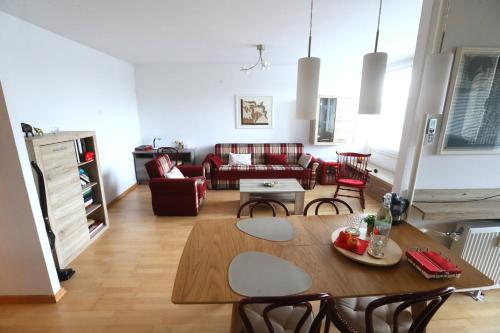un soggiorno con tavolo e divano di Thomas apartment 028 a Lubiana