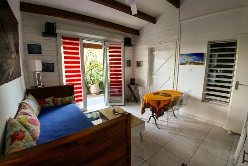 ein Wohnzimmer mit einem Sofa und einem Tisch in der Unterkunft romantic gwada in Saint-François