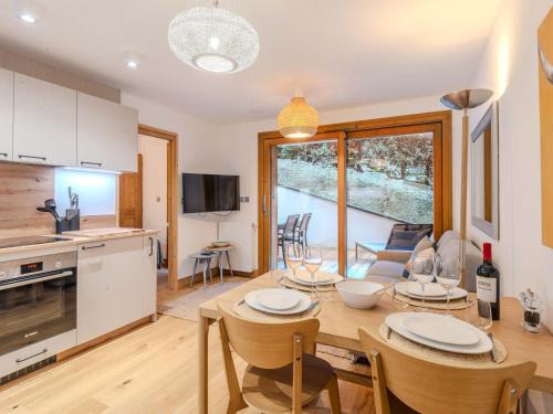 une cuisine et une salle à manger avec une table et des chaises dans l'établissement Bel appart 3* refait à neuf au pied des pistes, centre Morzine, 4 pers, terrasse, wifi, garage - FR-1-754-58, à Morzine