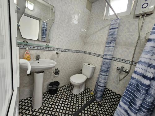 łazienka z toaletą i umywalką w obiekcie BelHomes Apart w mieście Beldibi