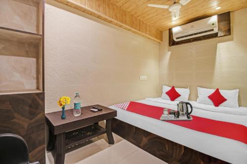 Habitación de hotel con cama y mesa en OYO K K Royal Residency, en Kalyan