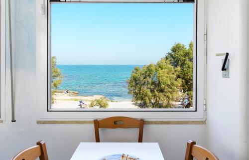 ヴィッラノーヴァ・ディ・オストゥーニにあるCasa Claudioの海の景色を望む窓