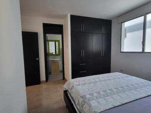 Postel nebo postele na pokoji v ubytování Suite Dptm BRISAMAR Playa Santa Marianita Manta